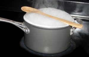 why-does-wooden-spoon-stop-pasta-from-boiling-over.w1456